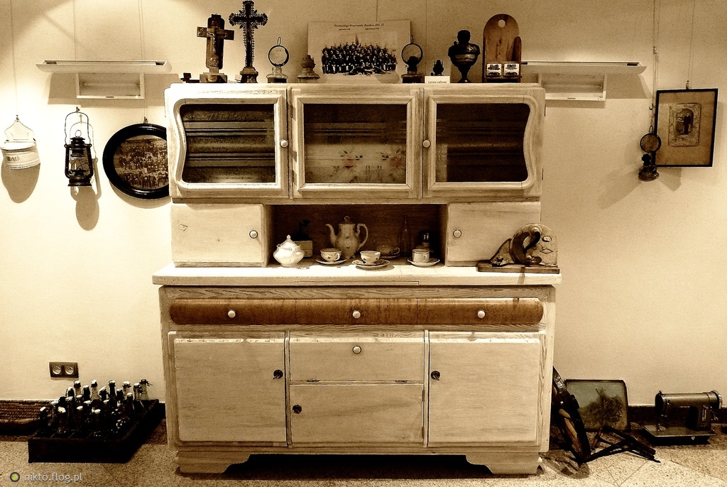 Podwieszane szafki i kredensy – relikt czy współczesny trend?